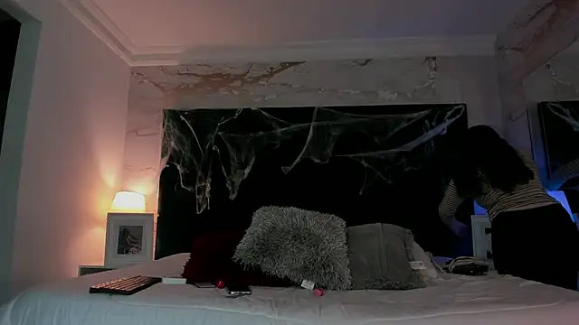 EVELIN MASON online show from October 15, 2025, 7:47 pm