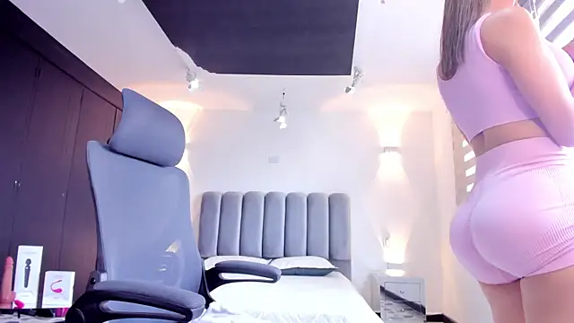 AnaRuiz online show from February 20, 2025, 3:41 pm