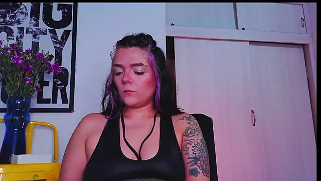 Snapshot of purple_em69 chatting on February 22, 2026, 9:24 pm purple em69 online show from February 22, 2026, 9:24 pm