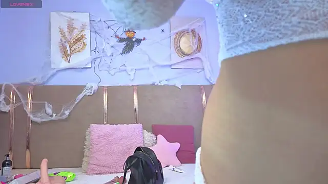 sarah cruzz  online show from October 22, 2025, 12:33 am