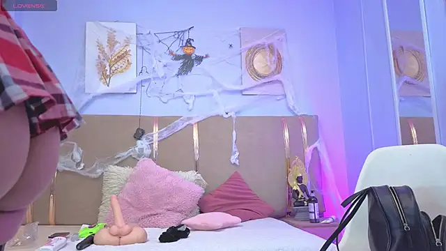 sarah cruzz  online show from October 22, 2025, 11:59 pm