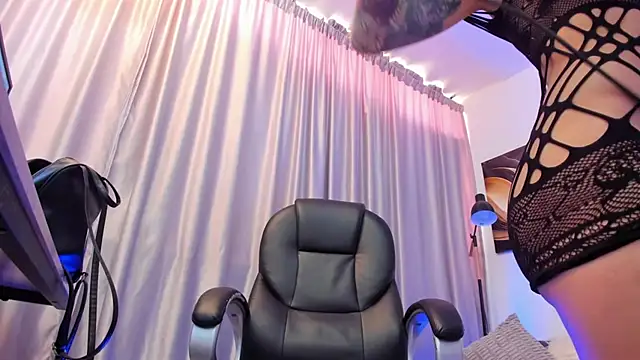 sarah cruzz  online show from April 24, 2026, 2:30 pm