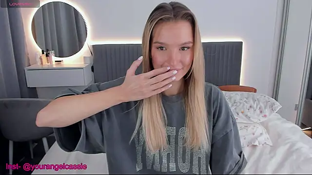 CassieRayss online show from December 9, 2024, 3:44 pm