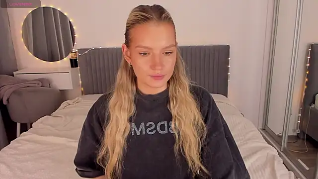 CassieRayss online show from April 18, 2026, 3:38 pm