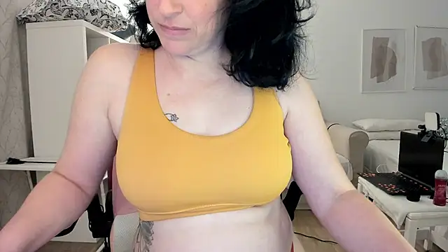 emmita69  online show from March 6, 2025, 7:10 pm