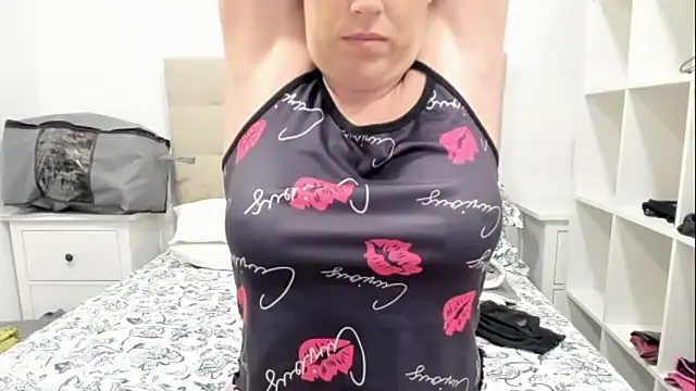 emmita69  online show from November 17, 2025, 10:37 pm