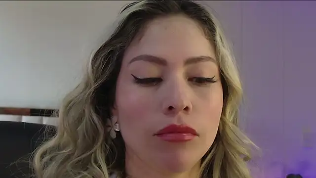 Ammy Castro online show from November 18, 2025, 9:08 pm