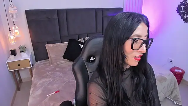 kira moon   online show from April 12, 2026, 5:40 pm