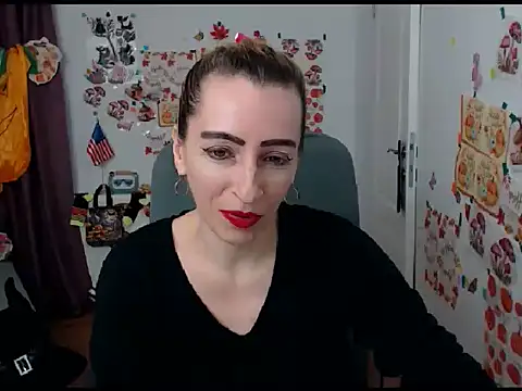 Snapshot of EvelynAngell chatting on October 7, 2025, 9:39 am EvelynAngell online show from October 7, 2025, 9:39 am