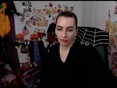 Snapshot of EvelynAngell chatting on October 13, 2025, 9:20 am EvelynAngell online show from October 13, 2025, 9:20 am