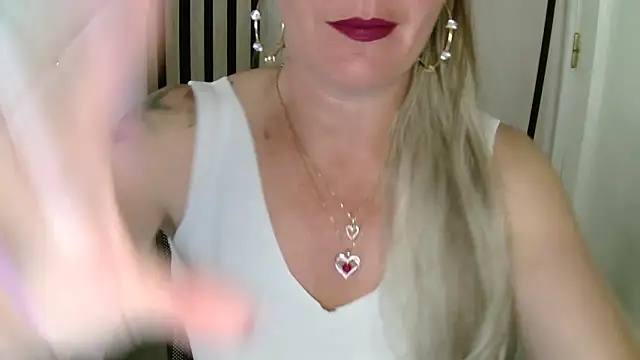 xxNoeliaxx online show from April 19, 2026, 7:18 am