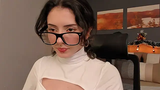 LiliJones  online show from December 9, 2024, 4:37 pm