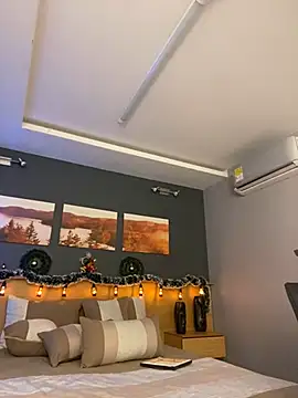 LiliJones  online show from December 9, 2024, 7:39 pm