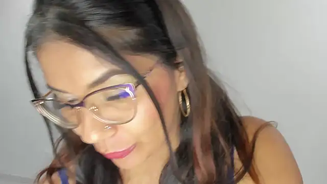 Luna Dumont online show from April 19, 2026, 6:10 pm