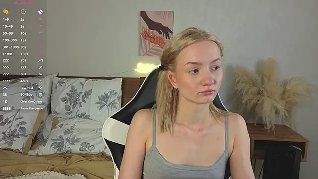 Snapshot of IdaValenti chatting on October 25, 2025, 11:10 pm IdaValenti online show from October 25, 2025, 11:10 pm