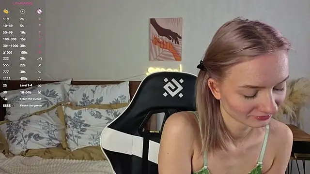 Snapshot of IdaValenti chatting on October 27, 2025, 11:20 pm IdaValenti online show from October 27, 2025, 11:20 pm