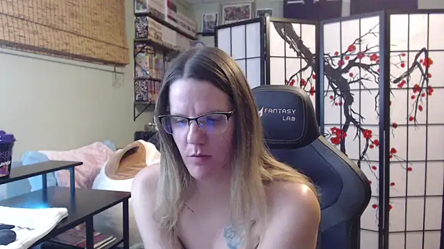 Sarahtineke online show from February 10, 2026, 5:33 am