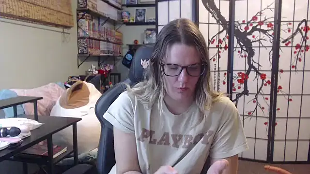 Sarahtineke online show from March 19, 2026, 3:27 pm