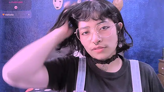 NinaYellow online show from November 12, 2025, 2:06 pm