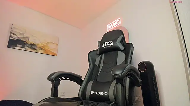 Snapshot of LucianSinclair chatting on December 27, 2024, 3:42 am LucianSinclair online show from December 27, 2024, 3:42 am