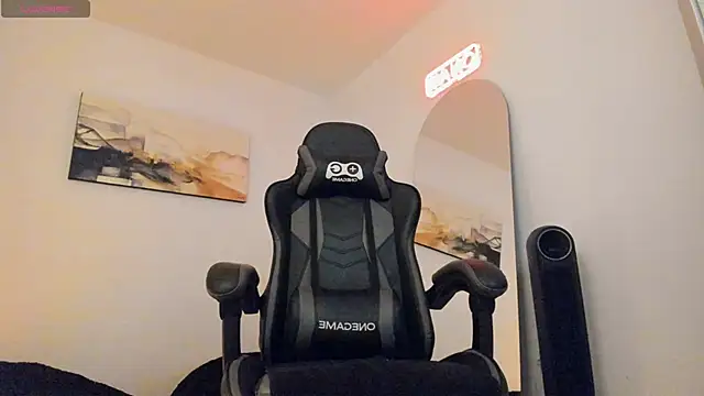 Snapshot of LucianSinclair chatting on January 26, 2025, 12:37 am LucianSinclair online show from January 26, 2025, 12:37 am