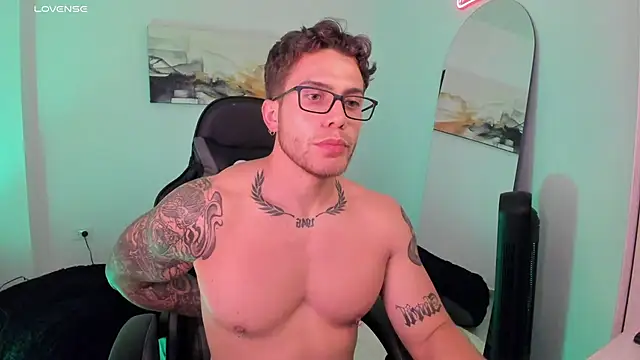 Snapshot of LucianSinclair chatting on February 20, 2025, 12:19 am LucianSinclair online show from February 20, 2025, 12:19 am