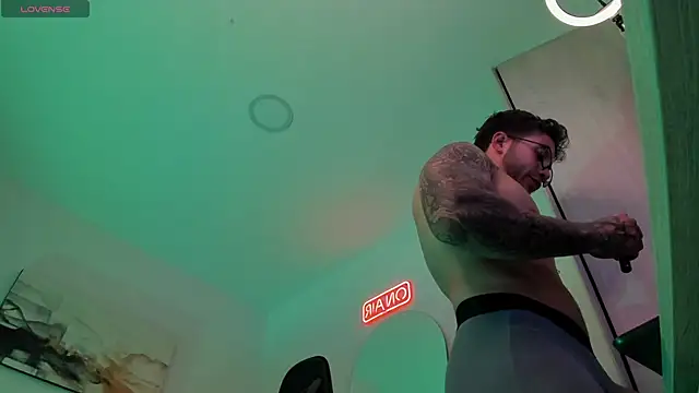 Snapshot of LucianSinclair chatting on February 22, 2025, 2:28 am LucianSinclair online show from February 22, 2025, 2:28 am