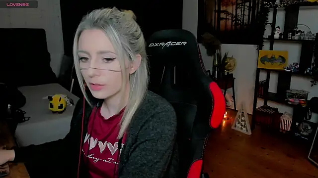 Lisaonthemoon online show from November 30, 2025, 8:24 pm