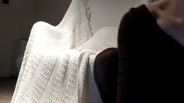 Lily 0000 online show from November 28, 2025, 6:10 pm