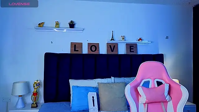 Issac james  online show from April 19, 2026, 3:17 am