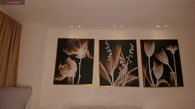 PaulinaSantos  online show from December 22, 2025, 8:39 pm