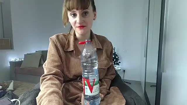 victoirenextdoor online show from December 4, 2024, 5:00 pm