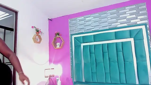 LORENSCOLLINS online show from October 4, 2025, 8:07 pm