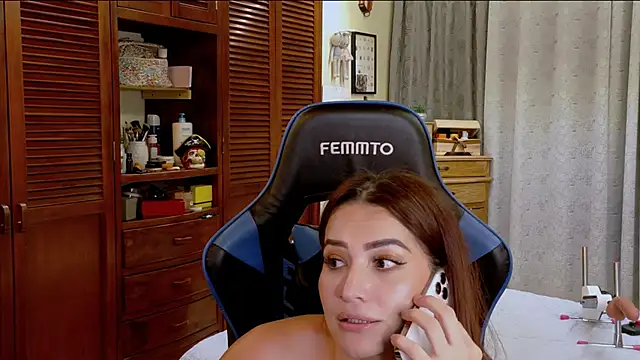 Snapshot of Abrilqueen chatting on July 26, 2026, 2:42 am Abrilqueen online show from July 26, 2026, 2:42 am