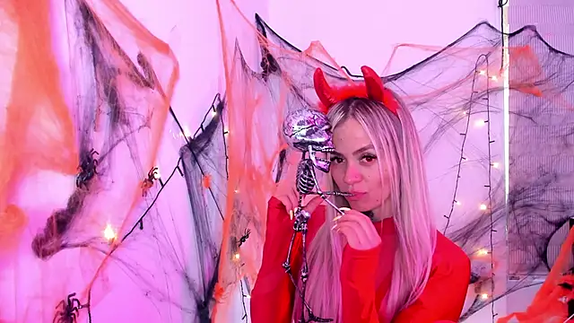 nicole valencia  online show from October 26, 2025, 10:04 pm