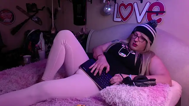 Snapshot of Blakelytgirl chatting on January 21, 2025, 8:19 am Blakelytgirl online show from January 21, 2025, 8:19 am