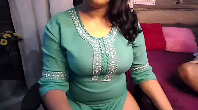 Snapshot of Trezza chatting on December 6, 2024, 10:19 pm Trezza online show from December 6, 2024, 10:19 pm