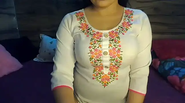 Snapshot of Trezza chatting on February 13, 2025, 5:11 pm Trezza online show from February 13, 2025, 5:11 pm