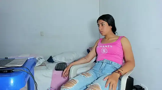 skinnyanai2 online show from January 21, 2025, 10:19 pm