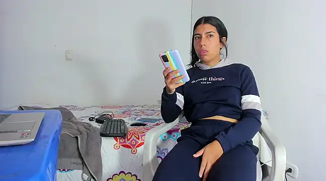 skinnyanai2 online show from February 19, 2025, 5:49 pm