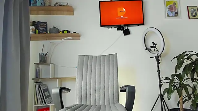 manucute 23  online show from November 30, 2025, 4:44 pm