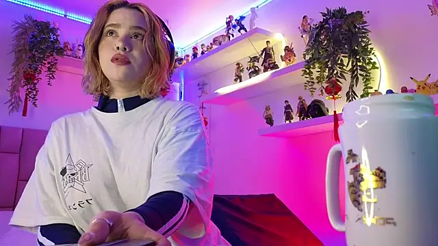 albaismynameX online show from November 3, 2025, 12:17 pm