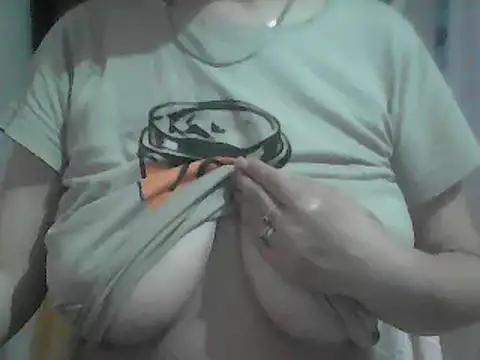 Snapshot of AnaXBerry chatting on June 8, 2026, 5:35 pm AnaXBerry online show from June 8, 2026, 5:35 pm