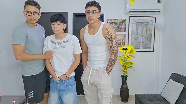 Snapshot of badguyss_bisex chatting on May 31, 2026, 11:28 am badguyss bisex online show from May 31, 2026, 11:28 am