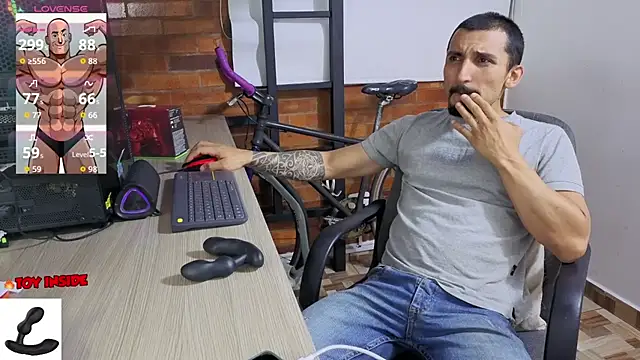Snapshot of Marck_Muscle chatting on July 5, 2026, 1:23 am Marck Muscle online show from July 5, 2026, 1:23 am