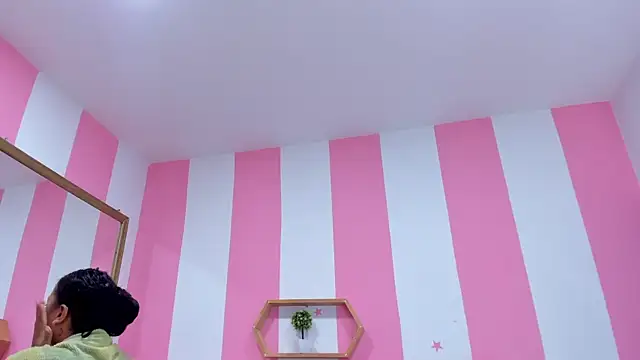 ISABELLA 020 online show from September 17, 2025, 12:51 pm