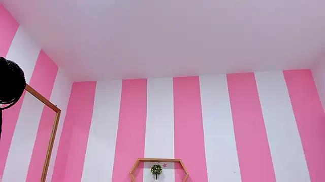 ISABELLA 020 online show from October 8, 2025, 12:47 pm