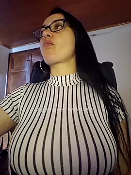 preetypeach online show from October 19, 2025, 6:19 pm