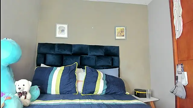 nathaliefox online show from October 19, 2025, 4:18 pm