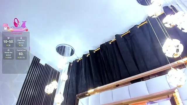 SarayRoyse online show from November 13, 2025, 7:35 pm